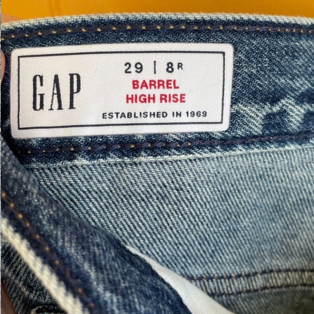 GAP Barrell High Rise Jean with Assymetric Waistand Button Fly - Picture 3 of 4